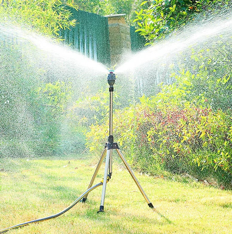 Arroseur rotatif de jardin avec trépied, couvrant 360° pour une irrigation efficace de la pelouse.
