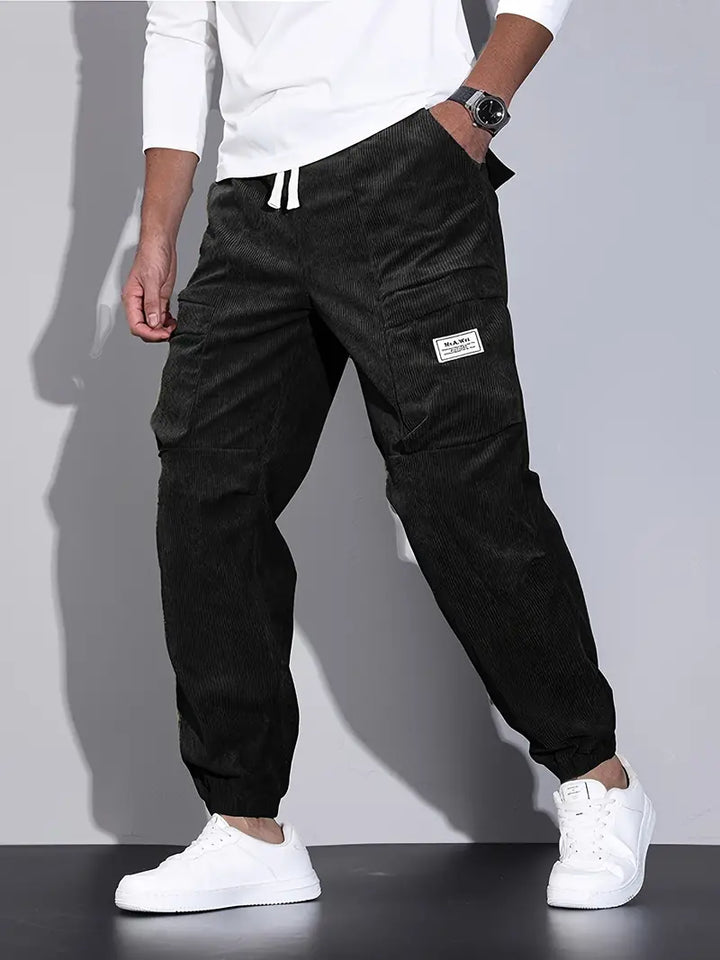 Pantalon cargo homme ajusté, couleur grise, confort optimal. Parfait pour un style urbain moderne.