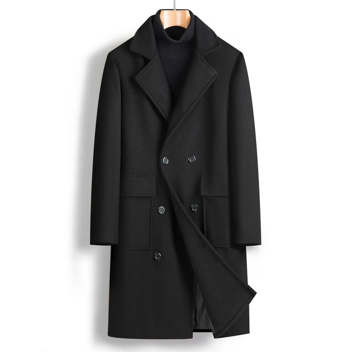 Manteau homme élégant croisé, stylé avec écharpe, look classique sophistiqué pour l'hiver. Mode masculine.