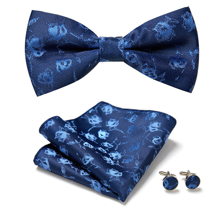 Ensemble chic homme : nœud papillon, pochette, boutons de manchette pour une allure raffinée.