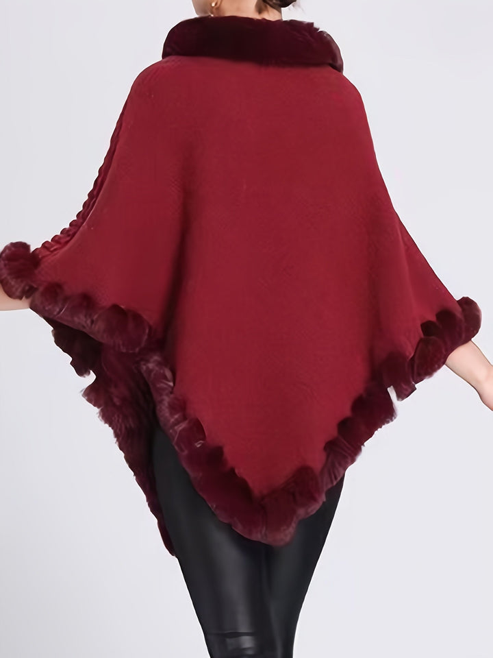 Tendance pull col roulé femme, cape hiver avec fausse fourrure, pour un look mode et chaud.