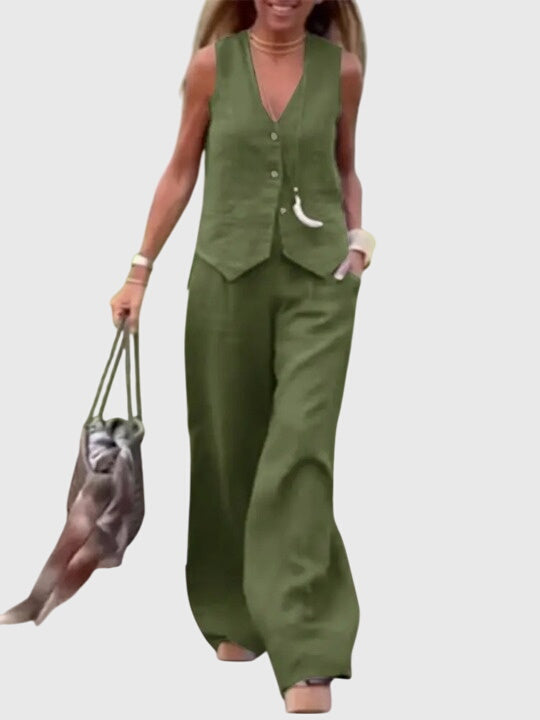 Tenue de bureau femme chic orange: gilet stylé et pantalon large fluide. Ensemble deux pièces élégant et confortable.