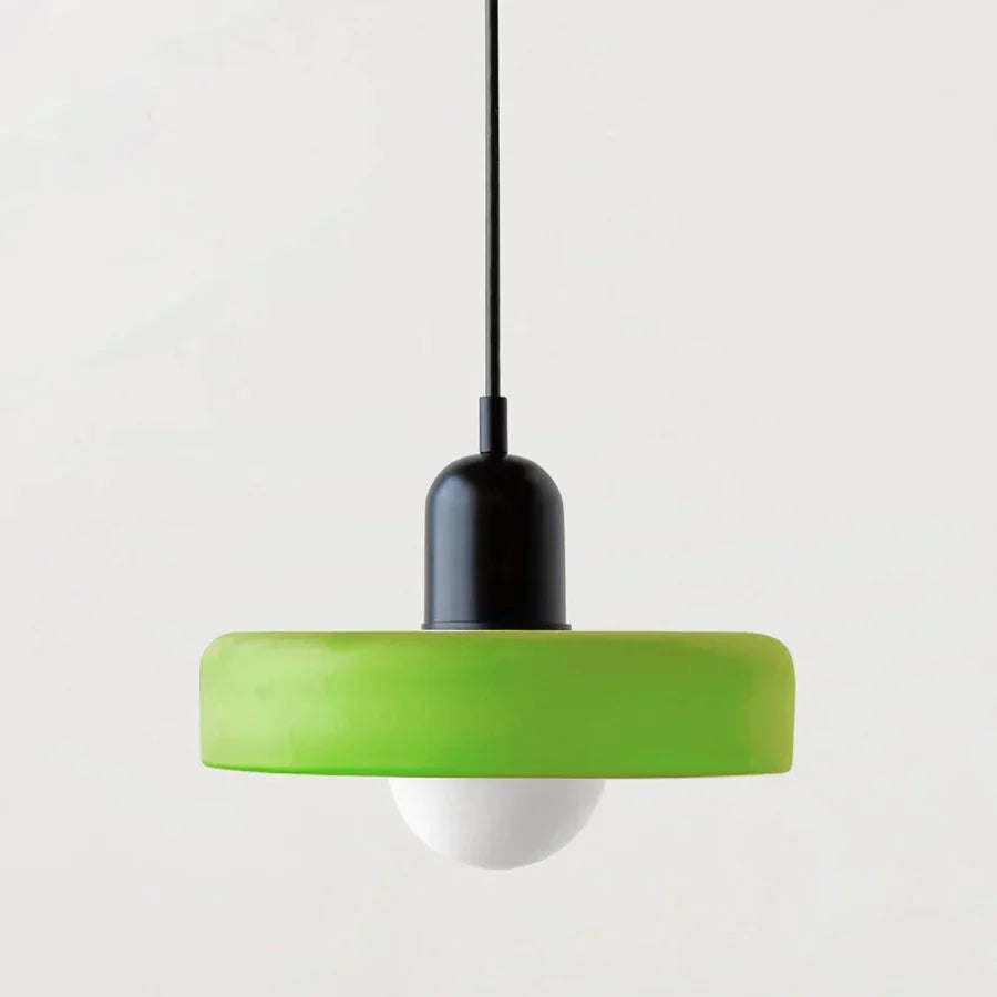 Verre suspendu moderne, style scandinave, pour ambiance chic.