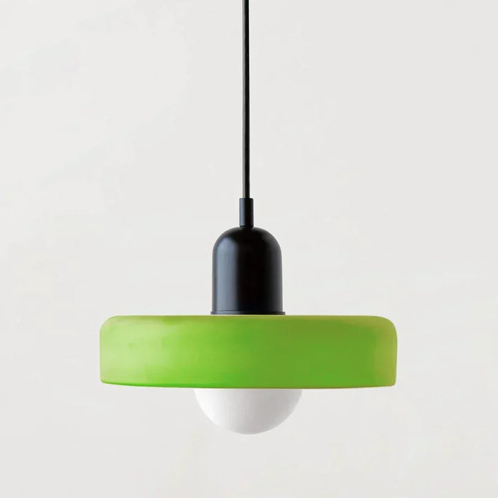 Verre suspendu moderne, style scandinave, pour ambiance chic.