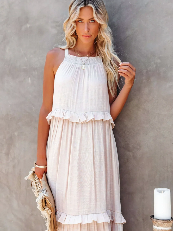 Robe maxi d'été femme couleur vive, design fluide et volants chics pour un look estival parfait.