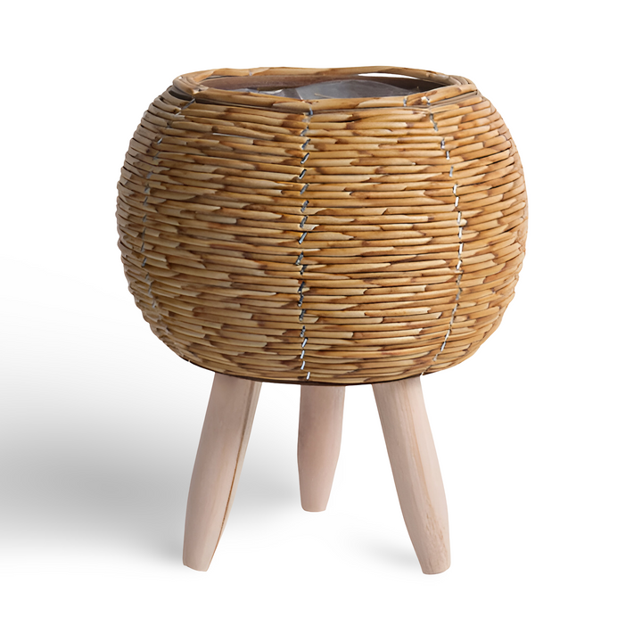 Pot pour plantes en rotin synthétique tressé, avec pieds en bois scandinave, très tendance.