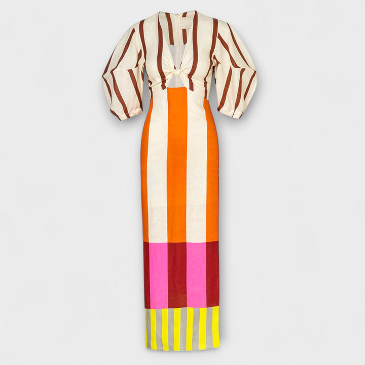 Modèle de robe longue femme avec élégantes manches bouffantes et une découpe moderne. Idéale pour un look estival.