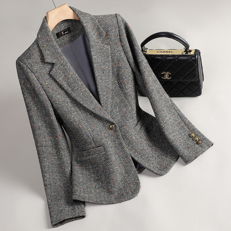 Blazer femme couleur café, chic et sophistiqué. Veste coupe classique élégante pour un look professionnel.