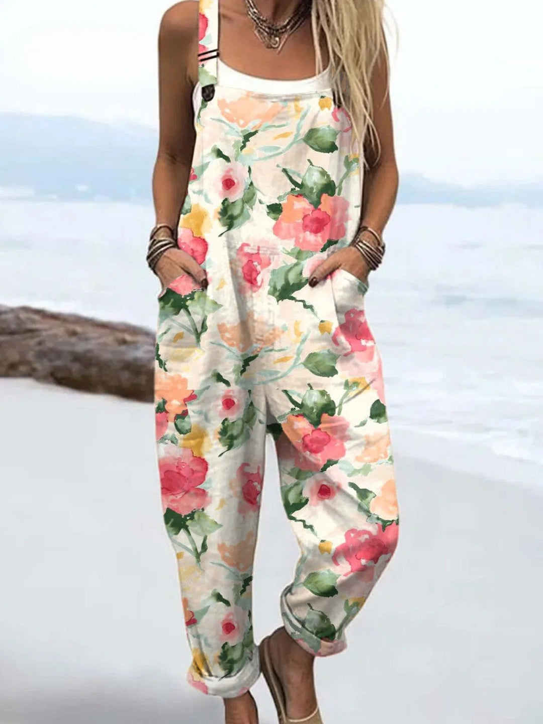 Combinaison florale femme élégante et confortable avec poches, parfaite pour les tenues de printemps et d'été décontractées.