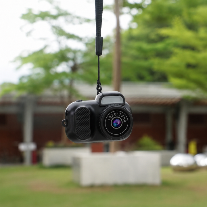 Caméra compacte et discrète, excellente pour l'enregistrement vidéo ou la surveillance.