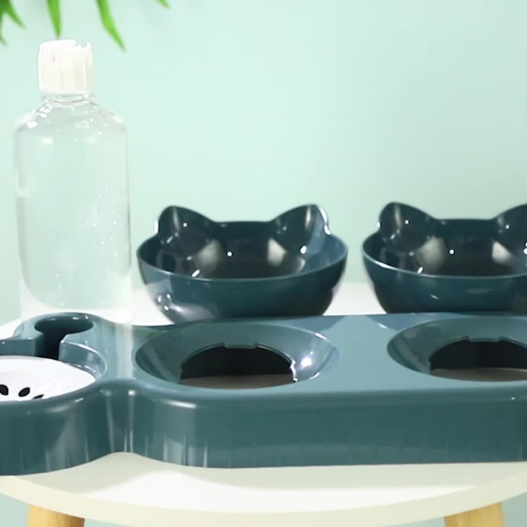 Bols inclinés pour chats avec distributeur d'eau, un accessoire pratique pour le confort de votre félin.