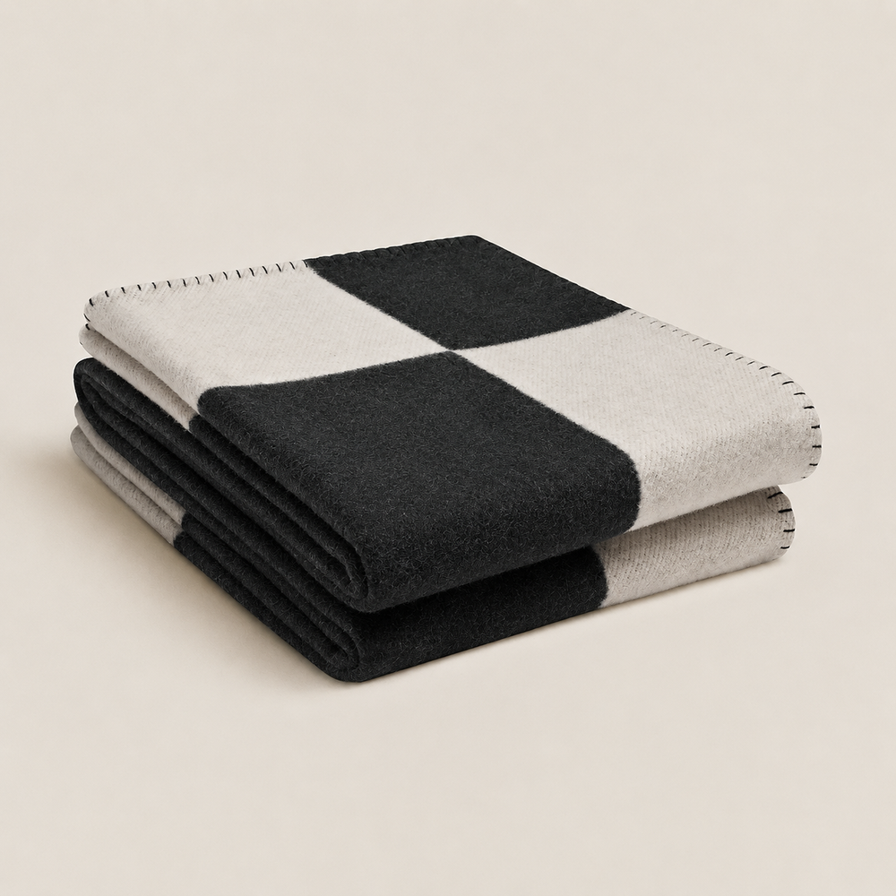 Plaid beige en laine et cachemire, ajoute une touche de douceur et de luxe à votre décoration maison.