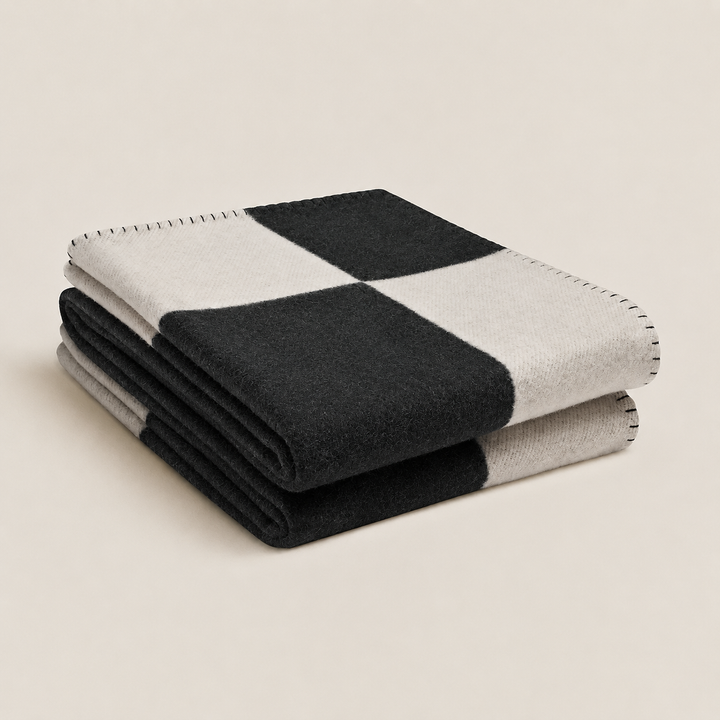 Plaid beige en laine et cachemire, ajoute une touche de douceur et de luxe à votre décoration maison.
