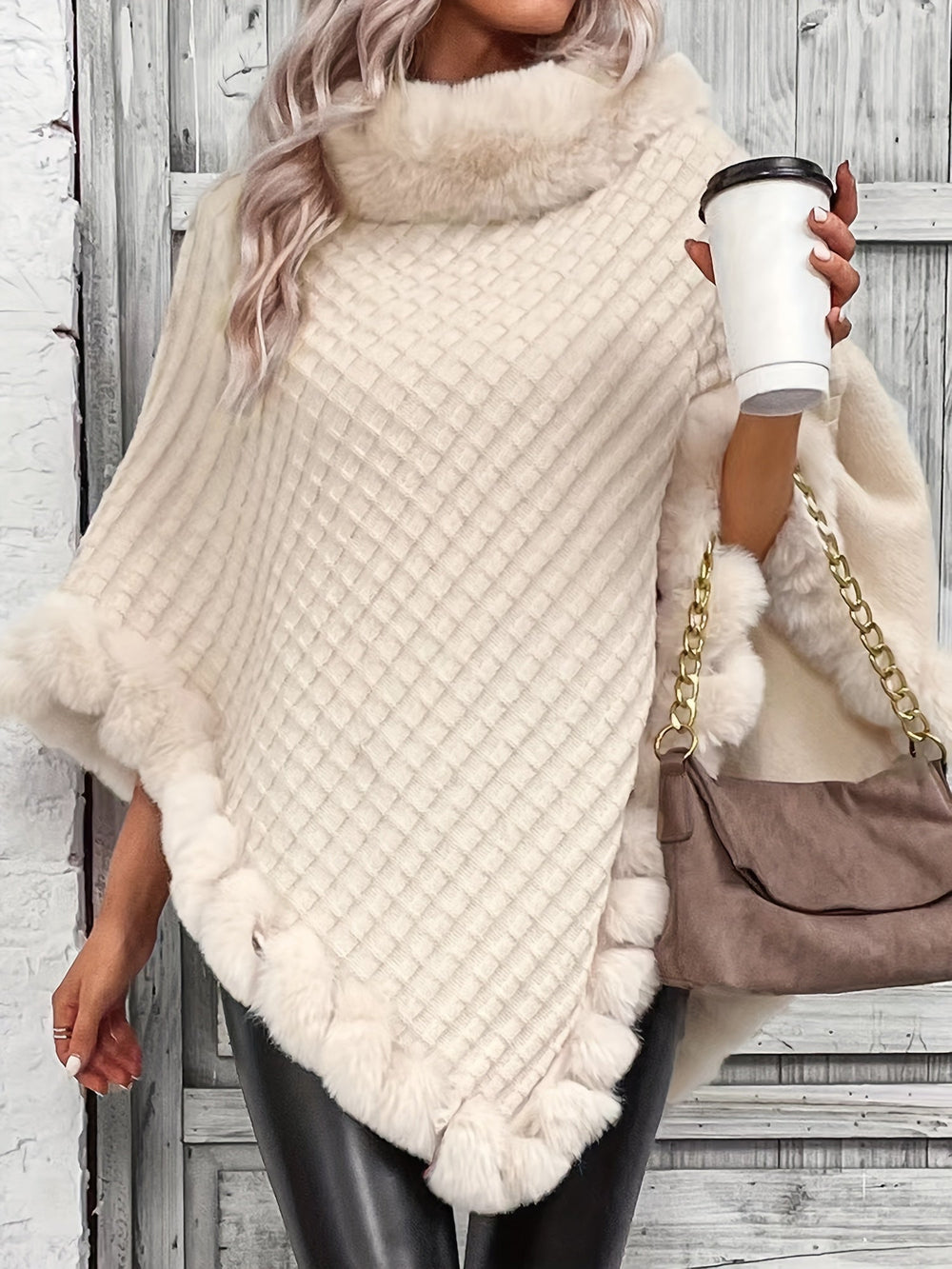 Pull col roulé femme confortable, cape hivernale douce, fausse fourrure élégante pour le froid.