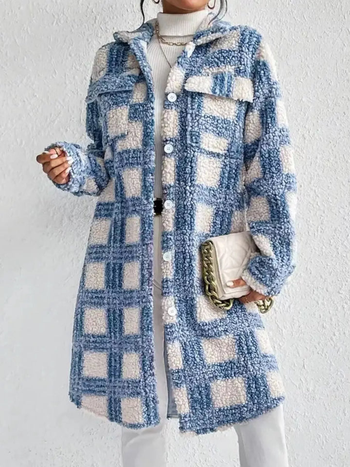 Manteau long femme moderne avec motifs géométriques. Confort doux, idéal pour la mode automne-hiver.