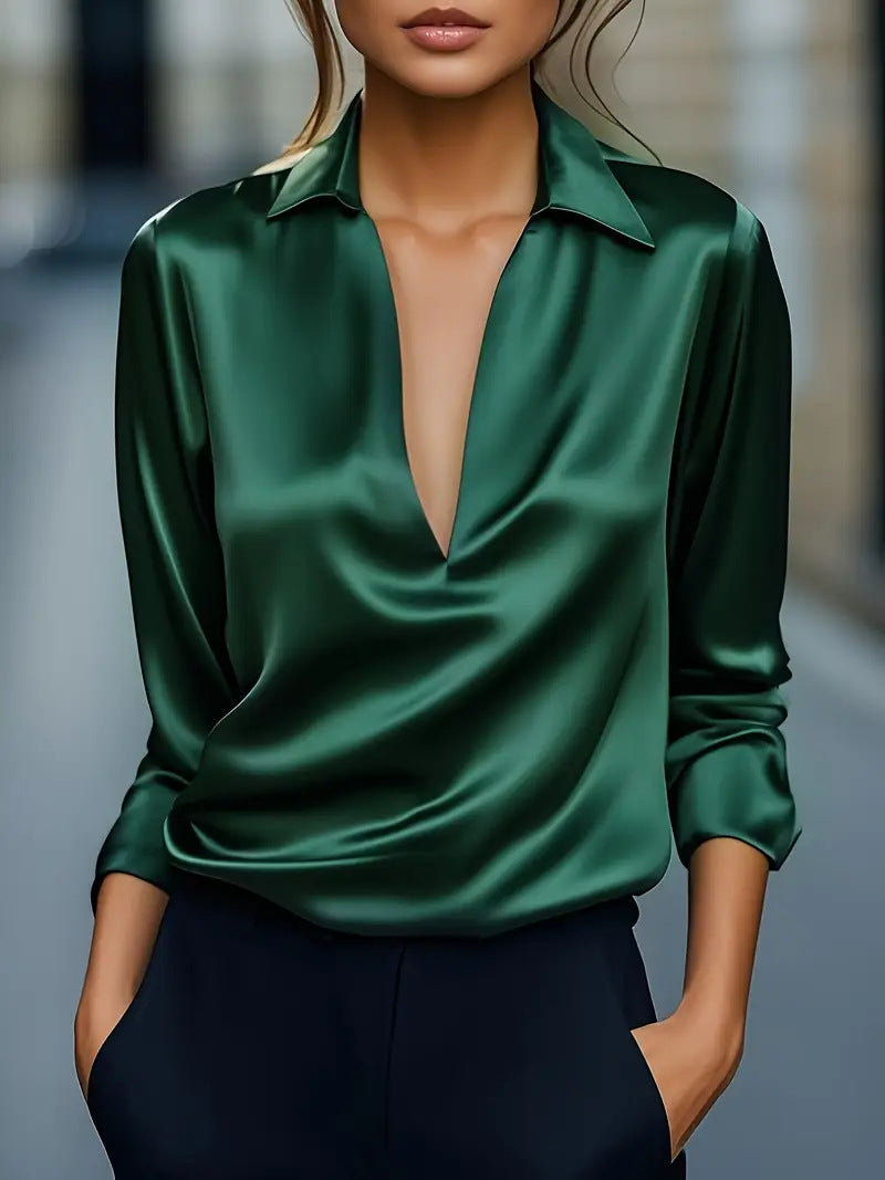 Vêtement féminin gris anthracite, blouse à col V et manches longues. Chemisier élégant, polyvalent et fluide.