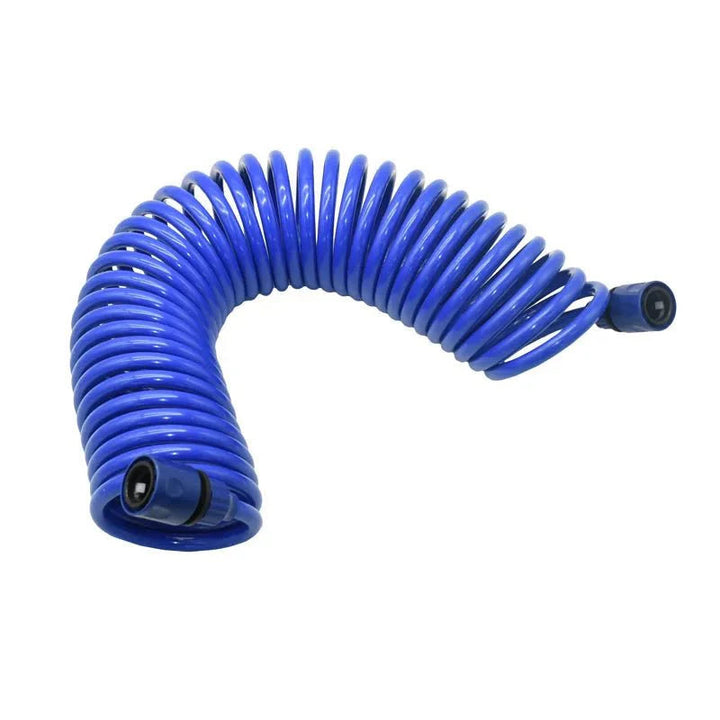 Arrosage du jardin avec un tuyau spiralé flexible, doté d'un étirement et d'une rétraction faciles.