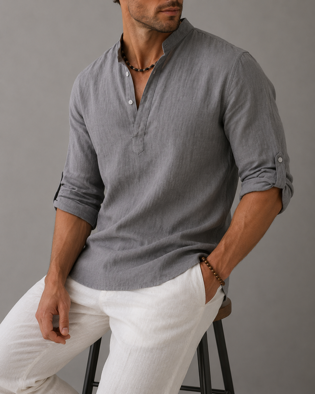 Chemise homme polyvalente col V manches longues amples. Idéale pour un style moderne décontracté et confortable.