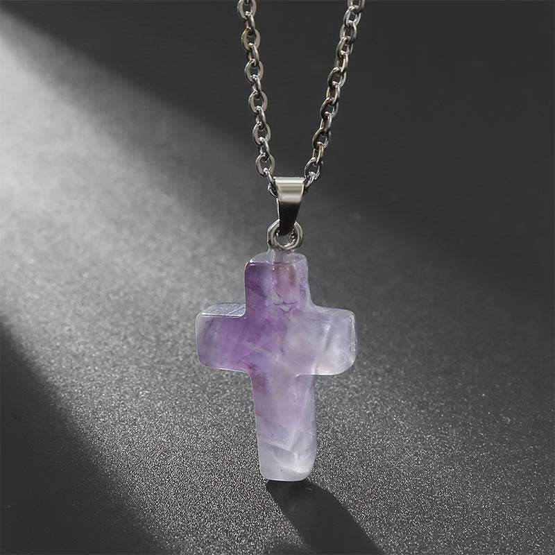 Pendentif croix en œil de tigre pour femme, collier lithothérapie et style moderne.