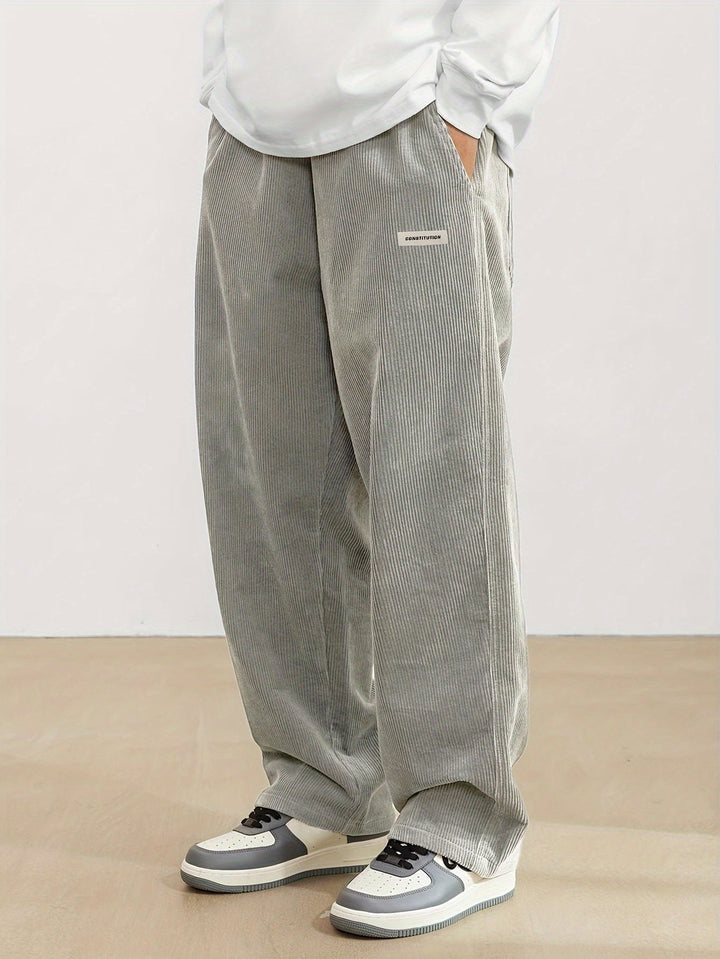 Pantalon homme rétro chic, velours côtelé, coupe ample pour un confort optimal et élégant.