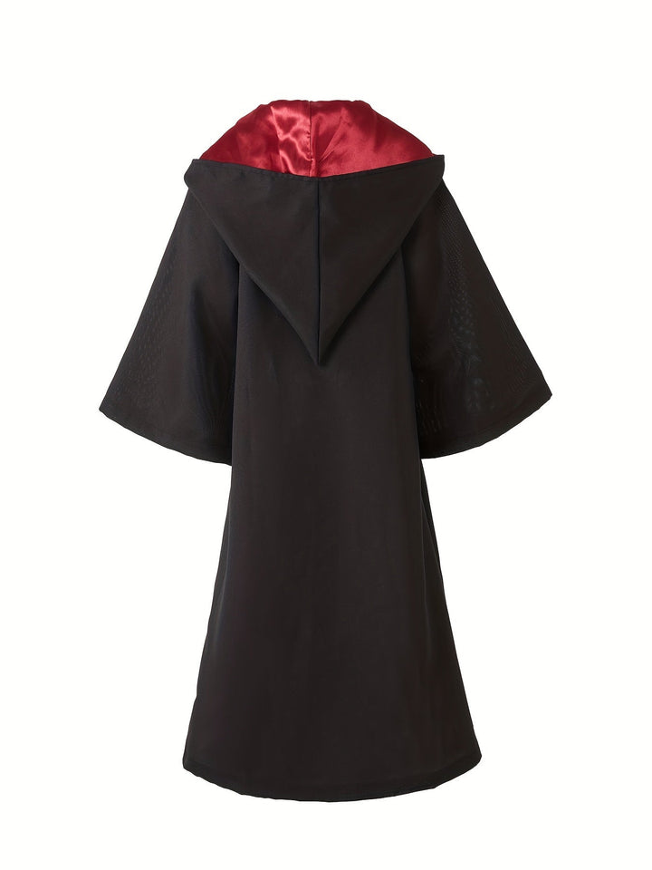 Enfant déguisé en jeune sorcier avec cape bleue à étoiles, chapeau et accessoires pour jeu de rôle et magie.