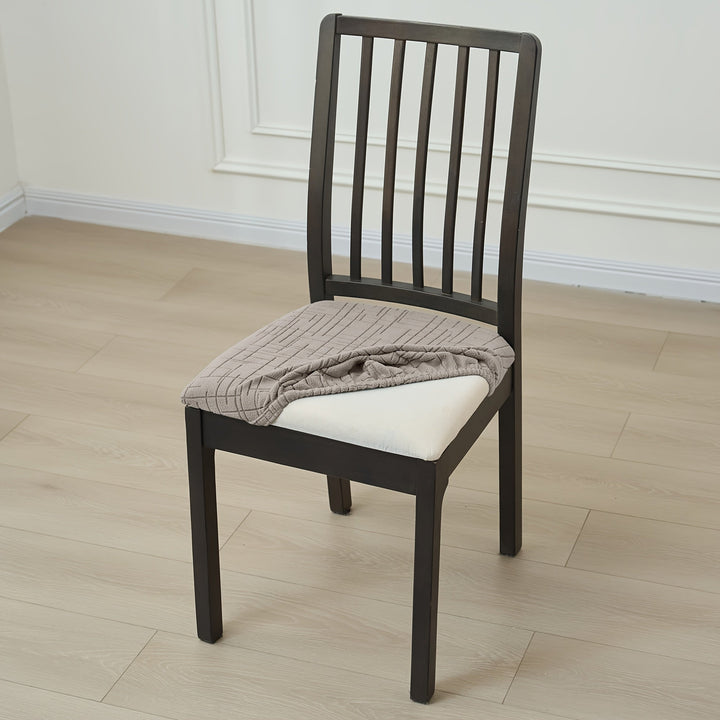 Accessoire de table: housse élastique grise pour chaise, protège et décore avec modernité.