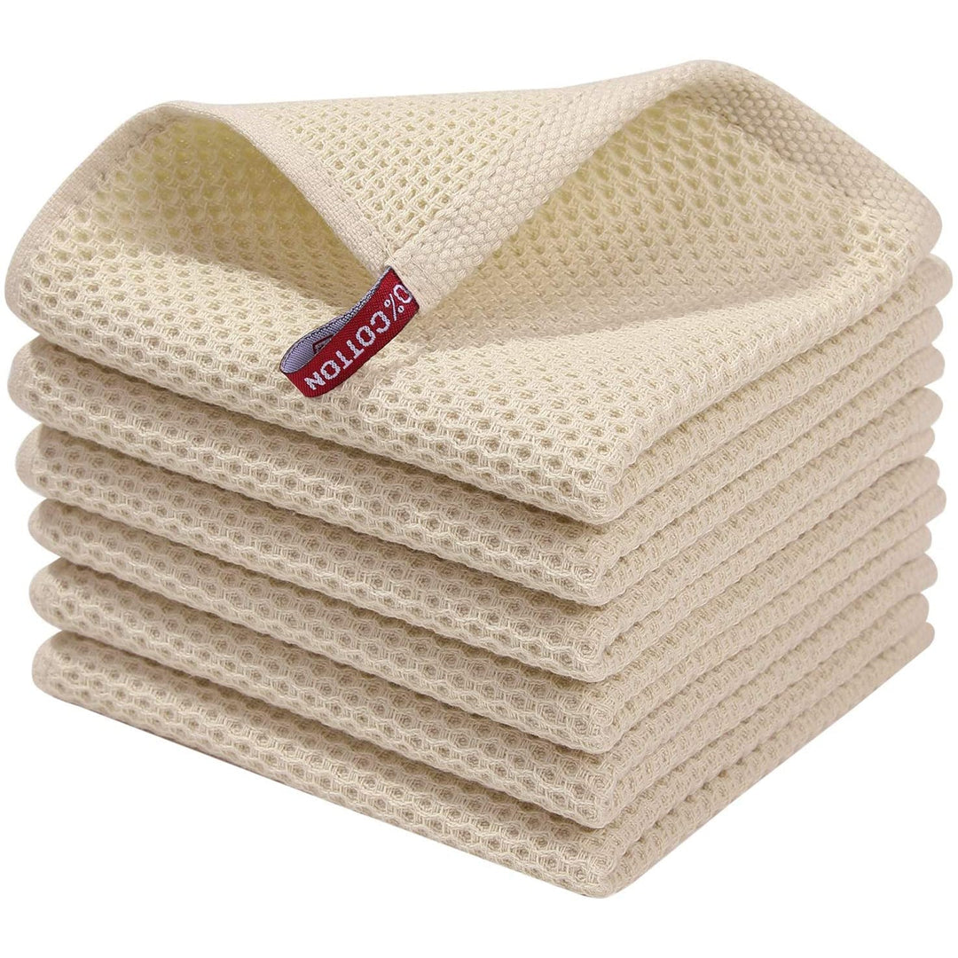 Torchon de cuisine en coton gaufré suspendu, montrant sa qualité absorbante et sa durabilité pour le nettoyage.