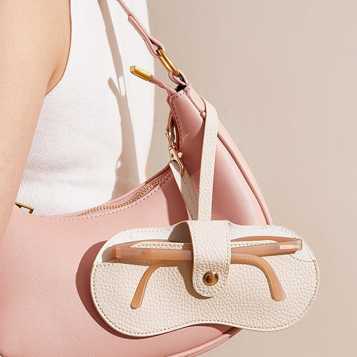 Mini sac organisateur en cuir pour lunettes. Pochette compacte et pratique pour femme.