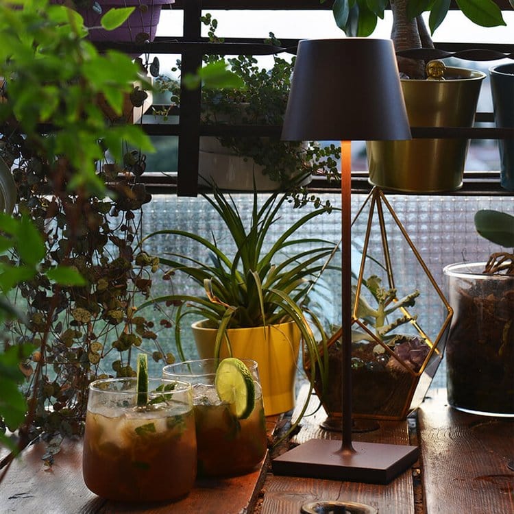 Lampe de table LED design moderne, sans fil, commande vocale, pour une lumière d'ambiance intérieure/extérieure.