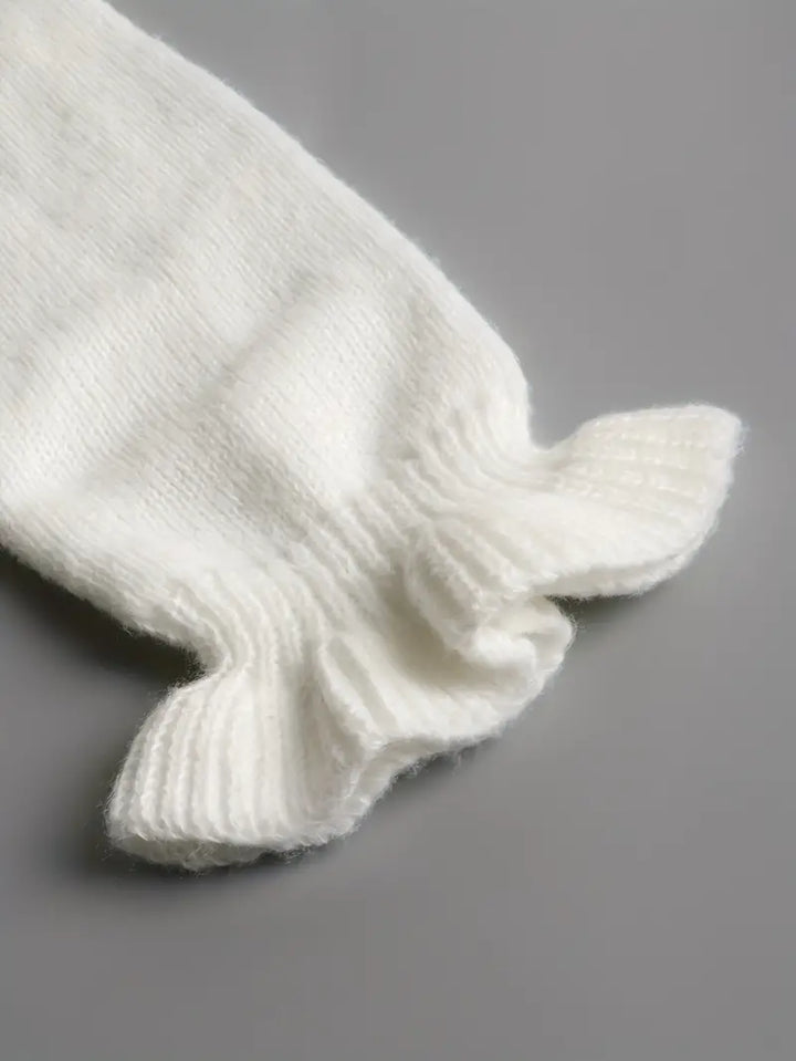 Pull blanc femme, doux et confortable. Un top élégant à manches longues, parfait pour une tenue automnale chic.