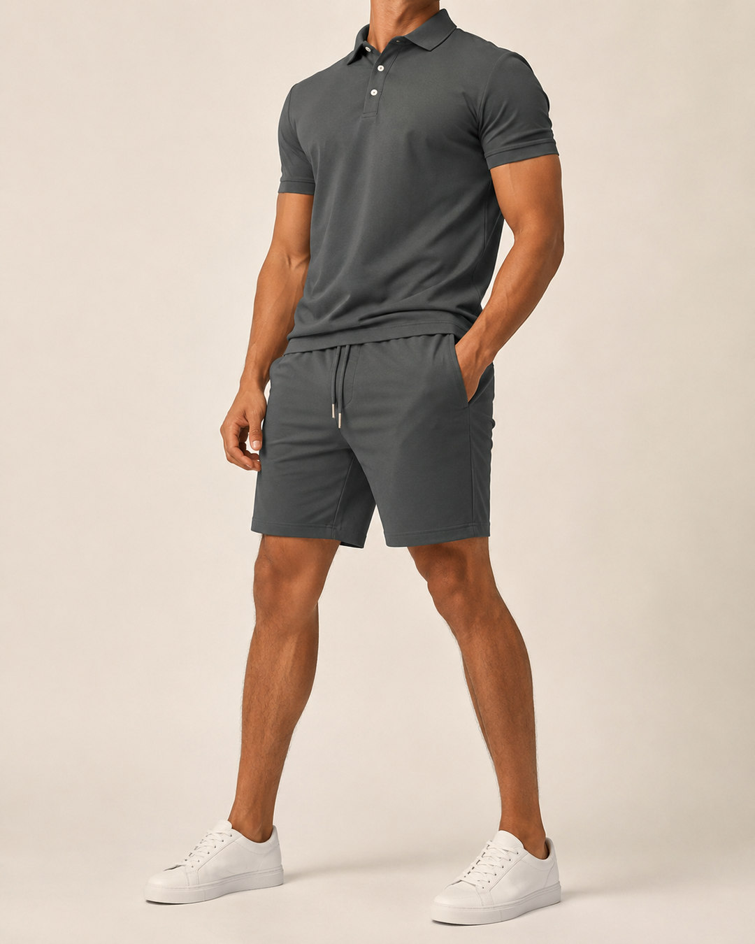 Ensemble polo homme et short, tenue décontractée polyvalente pour l'été, style chic et confortable.