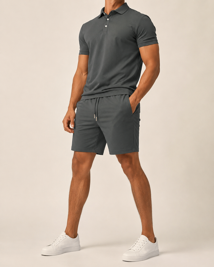 Ensemble polo homme et short, tenue décontractée polyvalente pour l'été, style chic et confortable.