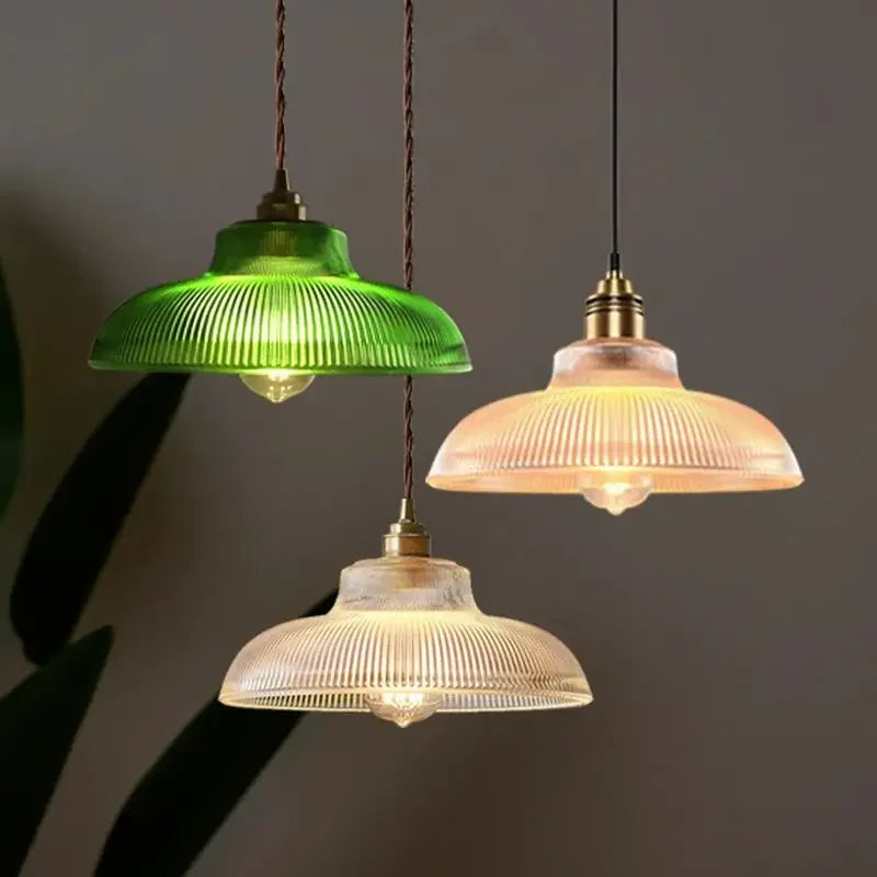 Suspension LED en verre écoénergétique, design contemporain, diffuse une lumière blanc chaud douce et agréable.