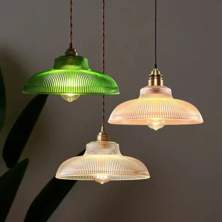 Suspension LED en verre écoénergétique, design contemporain, diffuse une lumière blanc chaud douce et agréable.