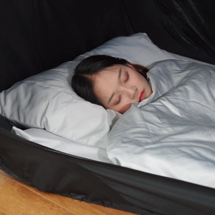Lit portable noir, résistant aux intempéries, offre un couchage douillet et protégé en extérieur.