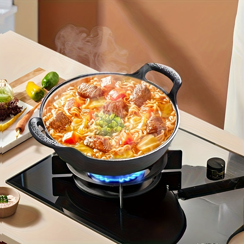 Poêle en fonte traditionnelle pour cuisson durable en extérieur. Idéale pour mijoter et dorer les aliments.