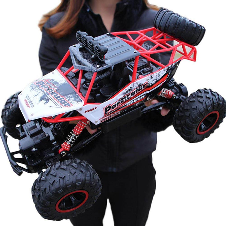 Gros plan sur un monster truck télécommandé en action, sautant sur une bosse, pour loisir et fun.