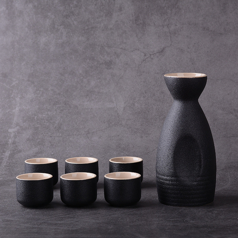 Service à saké japonais traditionnel en céramique, carafe et tasses. Parfait pour thé, vin ou boissons froides.