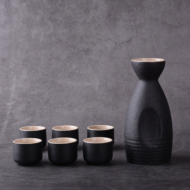 Service à saké japonais traditionnel en céramique, carafe et tasses. Parfait pour thé, vin ou boissons froides.