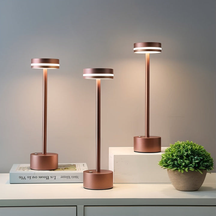 Lampe de table LED moderne en aluminium, sans fil et rechargeable, idéale pour un éclairage d'ambiance doux et portable.