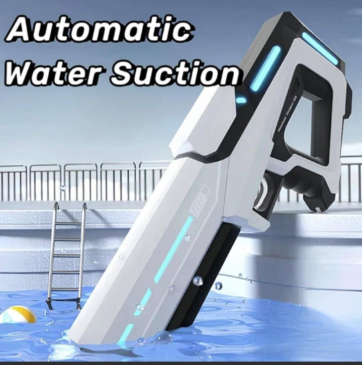 Famille profitant d'un après-midi d'été avec le pistolet à eau électrique, idéal pour le jeu extérieur et le fun.