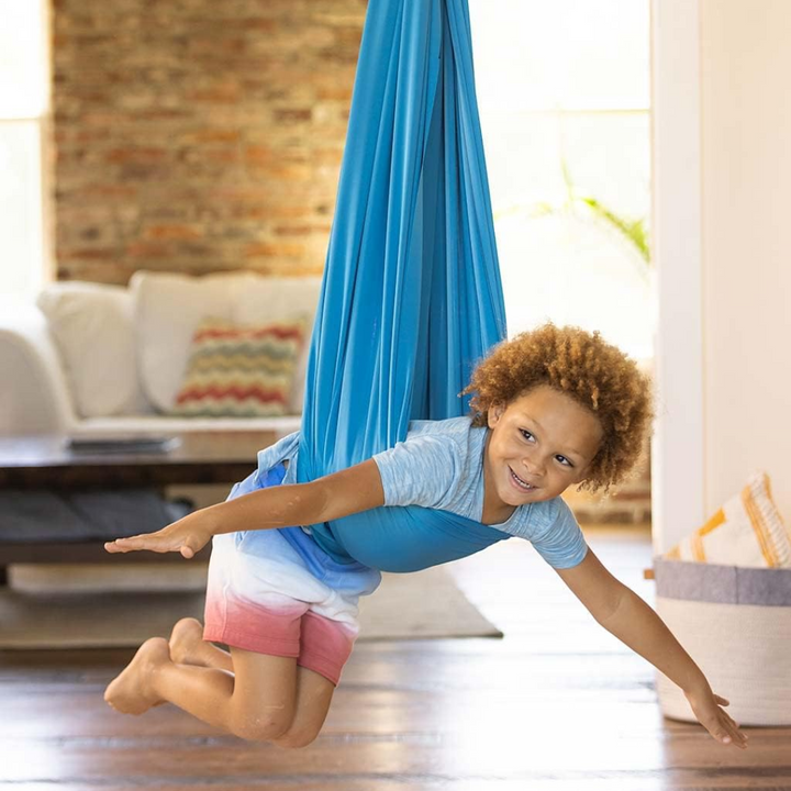 Jeu de balançoire sensorielle ludique et thérapeutique. Pour le bien-être des enfants.