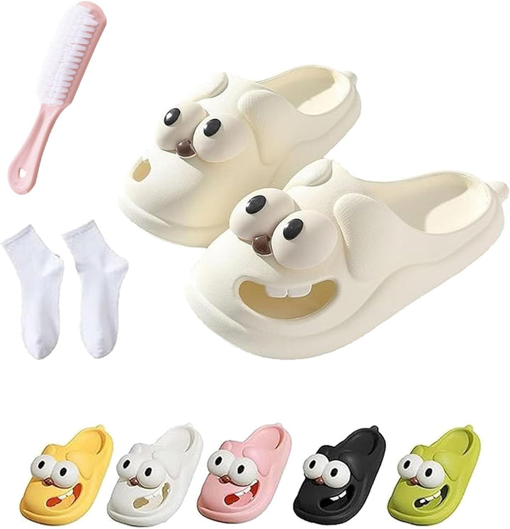 Vue rapprochée des pantoufles SoleJoy, mettant en avant leur texture douce et leur design ludique unique.