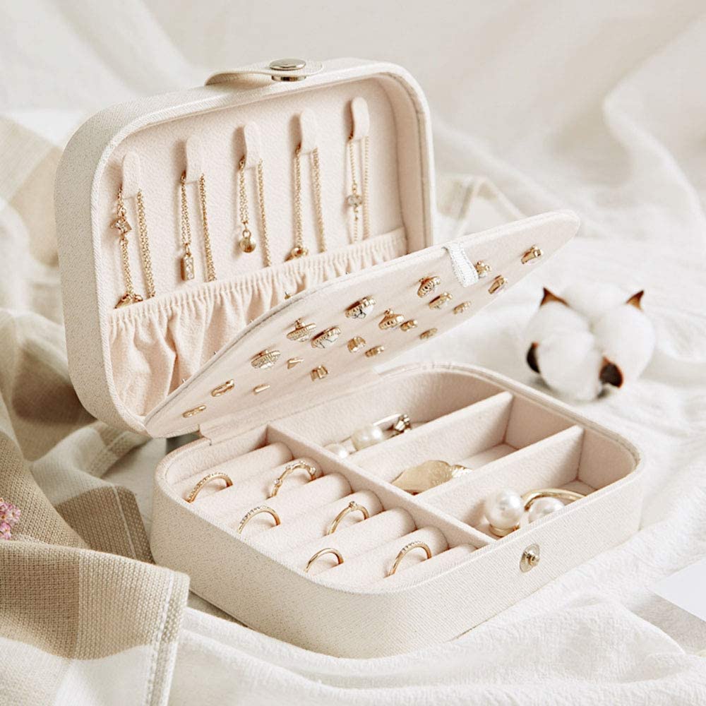 Boîte à bijoux portable en cuir noir, élégante et pratique, avec plusieurs compartiments internes.