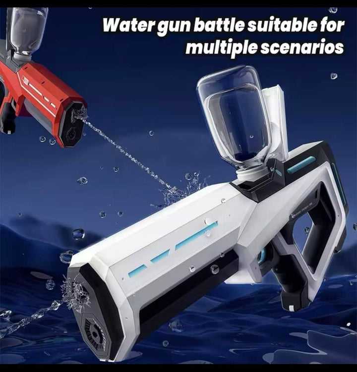 Le pistolet à eau électrique est prêt pour l'action, posé sur l'herbe. Parfait pour les jeux de plein air cet été.