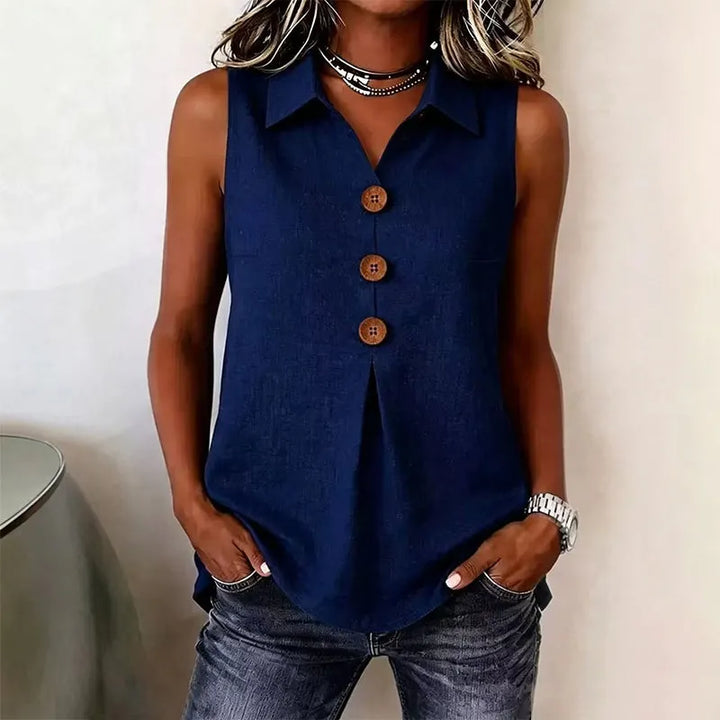 Gros plan sur chemise femme sans manches en coton, boutons, tissu léger, style estival chic.