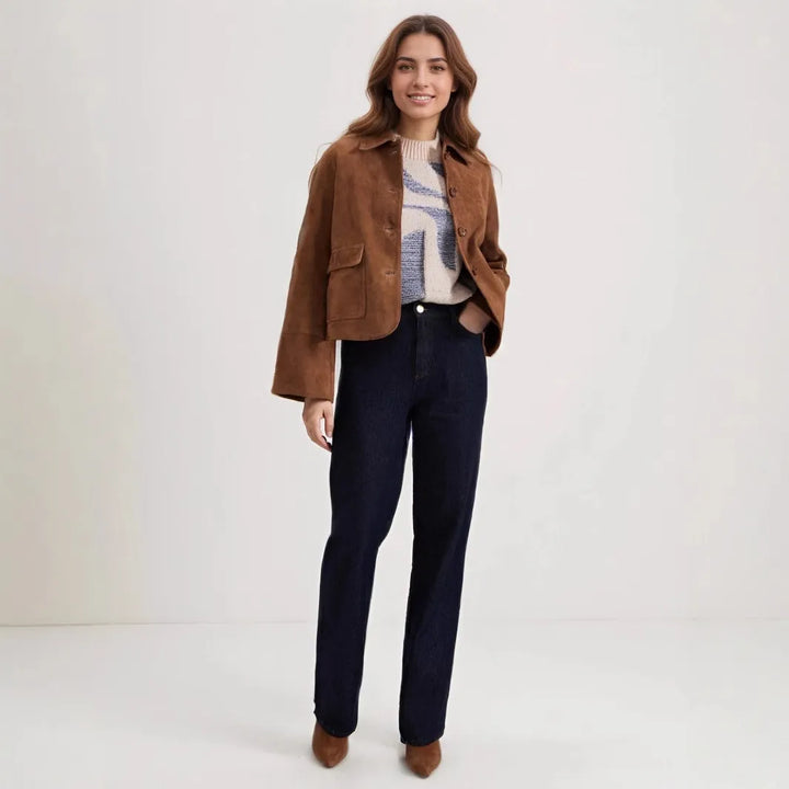 Modèle de veste courte femme, coupe ajustée, poches discrètes, style élégant. Tendance mode automne-hiver décontractée.