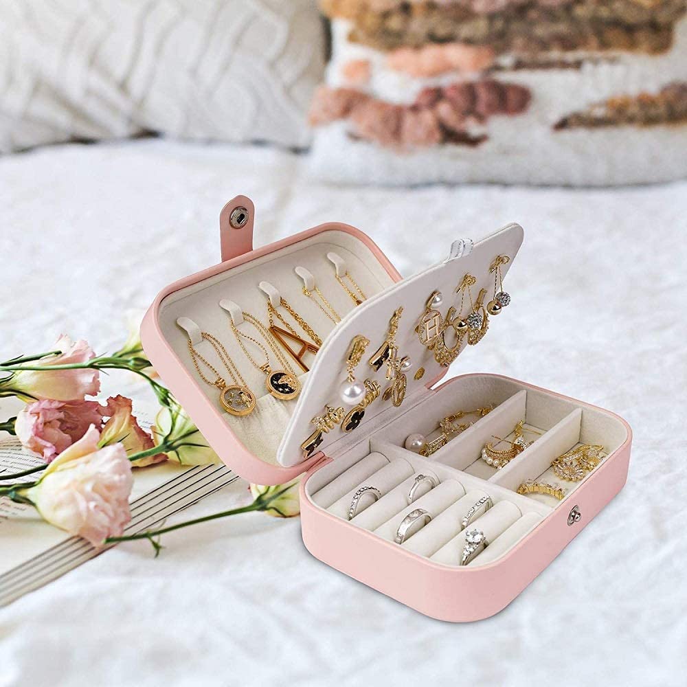 Organisateur double couche en cuir blanc, idéal pour garder vos bijoux bien rangés et protégés partout.