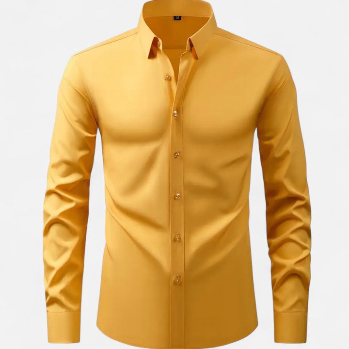 Homme portant une chemise ajustée extensible, mettant en valeur le confort et le style moderne, mode masculine chic.