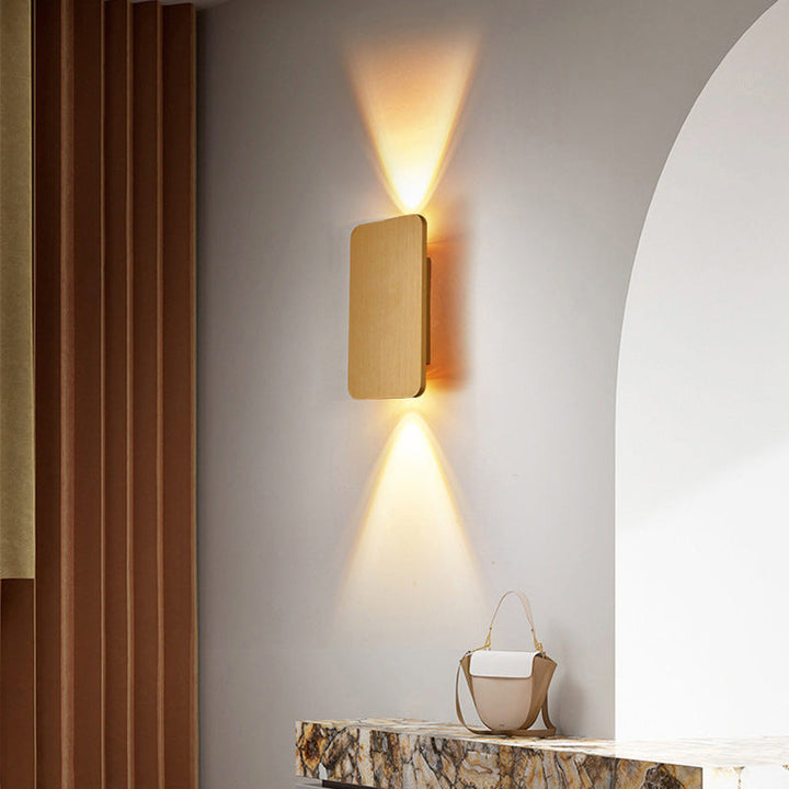Lampe murale LED rectangulaire, finition métal élégante. Idéale pour un éclairage intérieur moderne et discret.